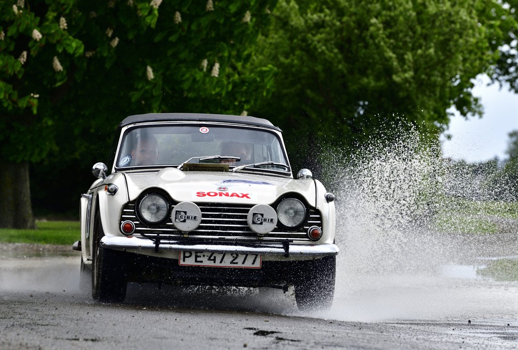 Tre gange har de vundet Oresund Rally, men i år regner de dog ikke sig selv blandt favoritterne. Far og søn, Lars og Simon Hjorth, er klar med deres Triumph TR4A.
(Foto: Michael Eisenberg)